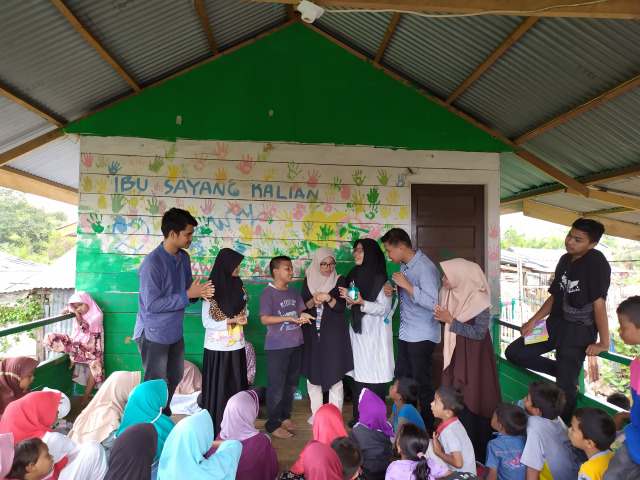Generasi Baru Indonesia (GenBI) komisariat UIN Ar-Raniry mengajarkan cara mencuci tangan pakai sabun kepada anak-anak pemulung di Taman Edukasi Anak Cerdas, Gampong Jawa, Banda Aceh. Foto: Cut Salma 