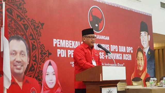 Sekjen PDI Perjuangan Hasto Kristiyanto memberikan pengarahan kepada pengurus PDIP se-Aceh di Kota Banda Aceh. Foto: Rafyq Panjaitan/kumparan