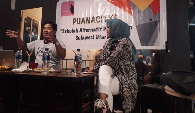Saidiman Ahmad, peneliti Saiful Mujani reaserch & consulting (SMRC) saat memberikan materi dalam diskusi yang digelar Puanacitya di Kota Manado, Sulawesi Utara
