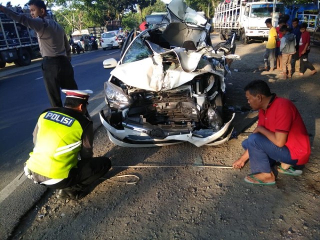 Sat Lantas Polres Probolinggo melakukan olah TKP pada kecelakaan mobil.