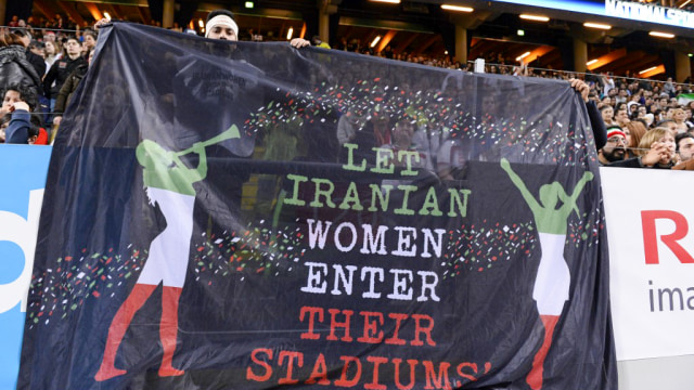 Kampanye masyarakat Iran yang ingin agar perempuan Iran diperbolehkan masuk ke stasion dan menonton pertandingan sepak bola. Foto: Jonathan Nackstrand/AFP