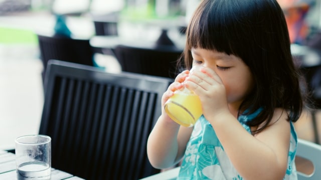 anak minum jus buah Foto: Shutterstock