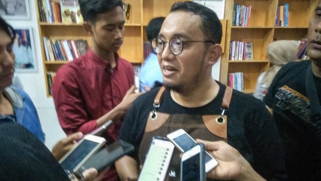 Dahnil saat diwawancarai wartawan di Medan, usai meresmikan Begawan Kupie miliknya. Foto: Rahmat Utomo/kumparan