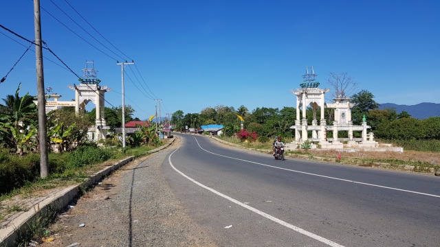 Gerbang perbatasan Kalsel - Kaltim di Desa Sengayam, Kecamatan Pamukan Barat, Kabupaten Kotabaru. Foto: banjarhits.id