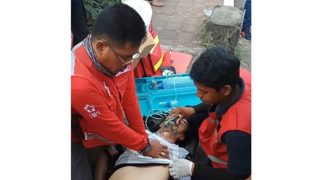 Pelari Jepang saat mendapat bantuan pernafasan dari Petugas PMI Gianyar (kanalbali/KR8)
