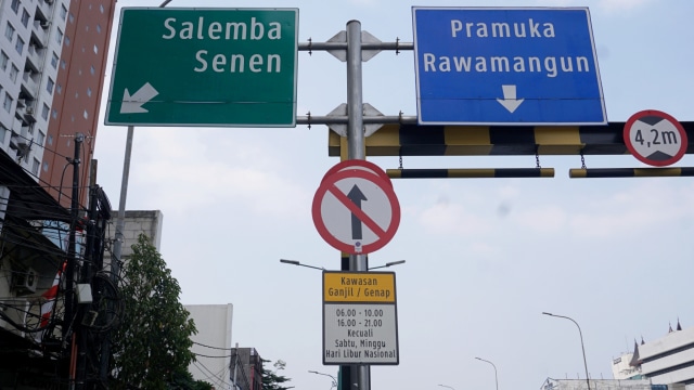 Rambu perbatasan kawasan ganjil-genap terpasang di Kawasan Matraman Jakarta, Minggu (8/9). Foto: Fanny Kusumawardhani/kumparan