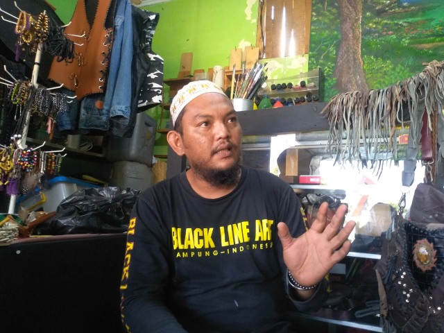 Andre Sugiarto owner galeri Black Line Art Lampung saat temui Lampung Geh, Minggu (8/9) | Foto : Rafika Restiningtias/ Lampung Geh