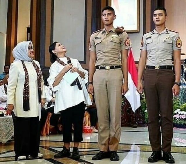 Mufidah Kalla, Iriana Jokowi, dan dua taruna Akademi Angkatan Udara. (Foto: Twitter @GieWahyudi)