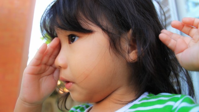ilustrasi mata anak kemasukan benda asing Foto: Shutterstock