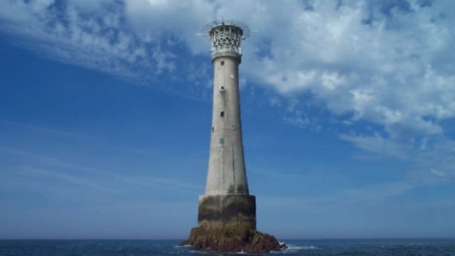 Foto: Mercusura Bishop Rock berdiri di pulau terkecil di dunia