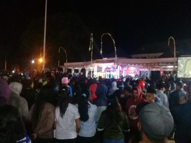 Lautan manusia yang memadati lapangan Motang Rua pada penutupan Pameran Pembangunan pada Sabtu(7/9).Foto: Elvis,florespedia/kumparan.com