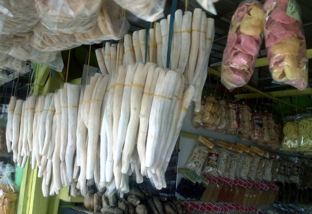 Peuyeum yang banyak digantung bersama makanan lainnya di kios-kios penjual oleh-oleh di kawasan Puncak, Bogor, Jawa Barat (Foto: Jamal Mahfudz)