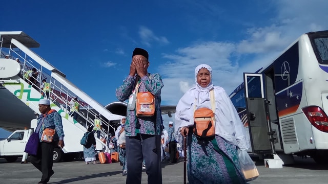 Jemaah haji debarkasi Aceh saat tiba melalui Bandar Udara Sultan Iskandar Muda. Foto: Habil/acehkini