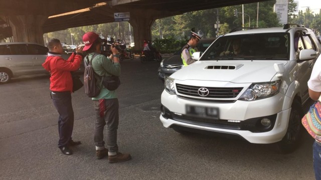 Perluasan ganjil genap di Jalan Fatmawati, Jakarta Selatan, Senin (9/9). Foto: Darisman/kumparan