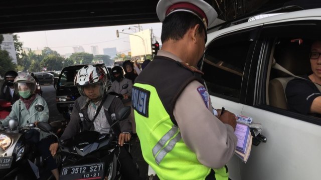 Perluasan ganjil genap di Jalan Fatmawati, Jakarta Selatan, Senin (9/9). Foto: Ajo Darisman/kumparan