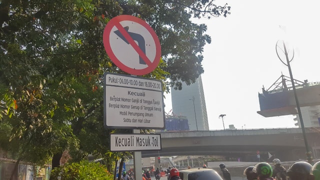 Rambu ganjil-genap di Jalan H. Rasuna Said. Foto: Efira Tamara/kumparan