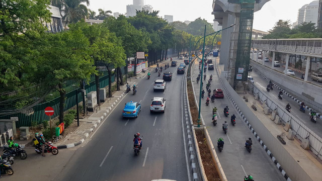 Pengawasan ganjil-genap di Jalan H. Rasuna Said. Foto: Efira Tamara/kumparan