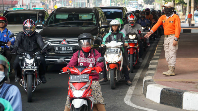 Polisi mengatur lalu lintas di kawasan  ganjil-genap di Jalan H. Rasuna Said, Jakarta Selatan. Foto: Irfan Adi Saputra/kumparan