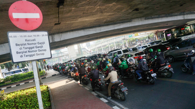 Rambu ganjil-genap di Jalan H. Rasuna Said, Jakarta Selatan. Foto: Irfan Adi Saputra/kumparan