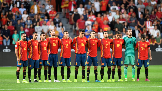 Timnas Spanyol mengheningkan cipta untuk menghormati putri Luis Enrique yang wafat pada Agustus 2019. Foto: Reuters/Eloy Alonso