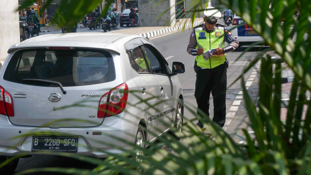 Petugas kepolisian menindak pengendara yang melanggar aturan ganjil genap di jalan Fatmawati, Jakarta Selatan. Perluasan aturan ganjil genap di Jakarta resmi diberlakukan mulai hari ini, Senin (9/9). Foto: Irfan Adi Saputra/kumparan