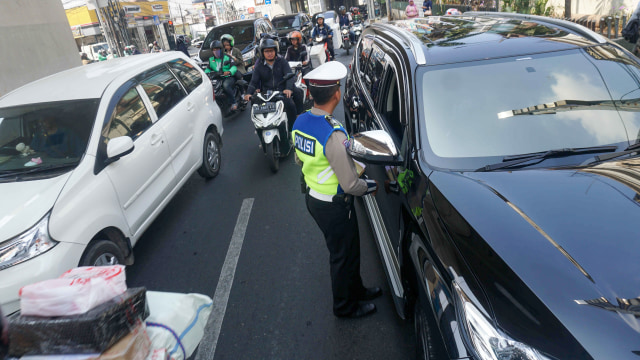 Petugas kepolisian menindak pengendara yang melanggar aturan ganjil genap di jalan Fatmawati, Jakarta Selatan. Perluasan aturan ganjil genap di Jakarta resmi diberlakukan mulai hari ini, Senin (9/9). Foto: Irfan Adi Saputra/kumparan
