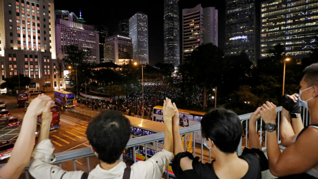Para demonstran saling memegang tangan tanda Rantai Manusia sebagai simbol demo anti pemerintah Hong Kong. Foto: REUTERS/Ann Wang