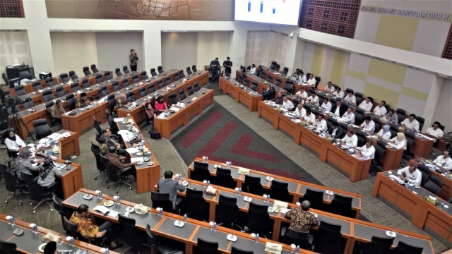 Rapat Kerja Badan Anggaran (Banggar) DPR dengan Menko Kemaritiman, Luhut Pandjaitan. Foto: Resya Firmansyah/kumparan