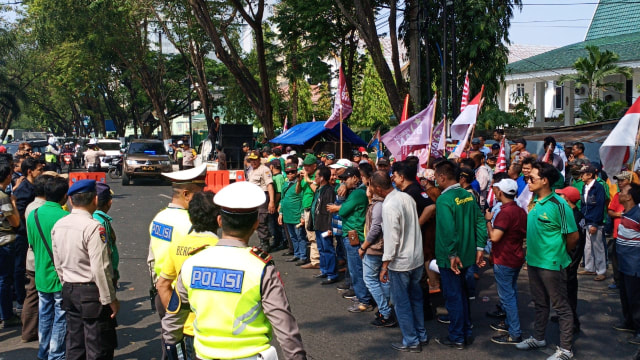 Massa beraksi di depan gedung DPRD Kalsel di Banjarmasin pada Senin (9/9/2019). Foto: Zahidi/banjarhits.id