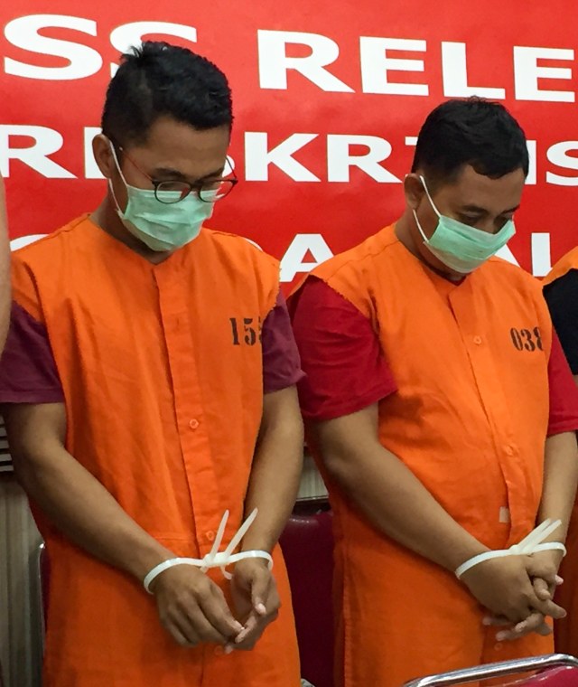 Dua orang tersangka pembajak Email jual beli tanah untuk Bitcoin bernama Rikardus (30) dan Sofani (34) ditangkap Polda Bali. Foto: Denita BR Matondang/kumparan