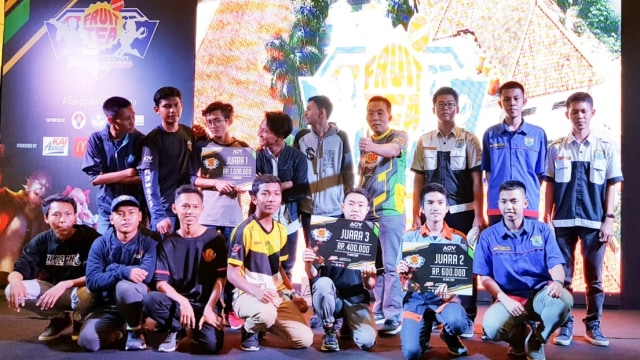 Para pemenang turnamen Fruit Tea Youth National Esports. Foto: Sosro