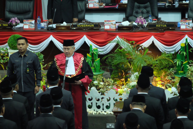 Wakil Ketua Pengadilan Tinggi Pekanbaru memgambil sumpah anggota DPRD Kepri periode 2019-2024