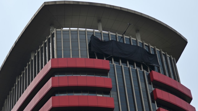Tulisan Komisi Pemberantasan Korupsi (KPK) tertutup kain hitam di Gedung Merah Putih KPK, Jakarta, Senin (9/9/2019). Foto: ANTARA FOTO/Aditya Pradana Putra