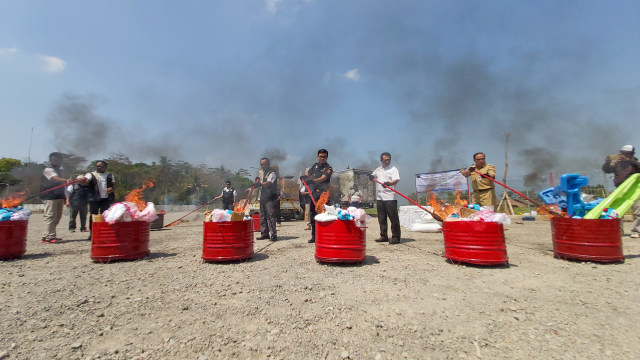 Pemusnahan barang temuan impor tidak sesuai izin oleh Dirjen PTKN kemendag RI di Kabupaten Semarang, Jawa Tengah. Foto: Afiati Tsalitsati/kumparan