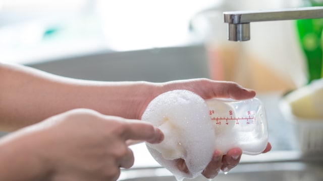 Cuci botol susu bayi. Foto: Shutterstock