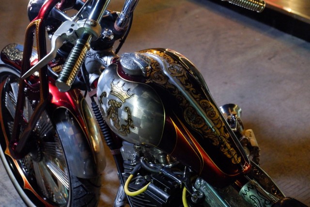 Modifikasi Harley-Davidson FXR: Lawas dan Berkelas (1502437)
