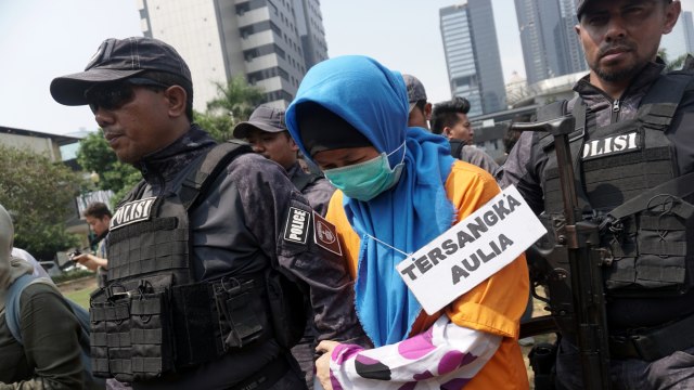 Foto: Aulia Kesuma Peragakan Saat Minta Suami dan Anak Tiri Dibakar (231083)