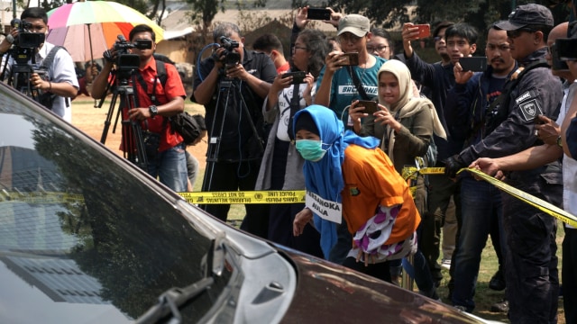 Foto: Aulia Kesuma Peragakan Saat Minta Suami dan Anak Tiri Dibakar (231082)