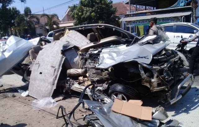 Kondisi mobil Toyota Innova hancur setelah terlibat kecelakaan dengan Bus Mira di Nganjuk