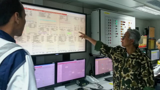 Kepala SKK Migas, Dwi Soetjipto, mengecek data produksi gas di control room pada Float Processing Unit milik Kangean Energy Indonesia Ltd. Foto: Wendiyanto/ kumparan
