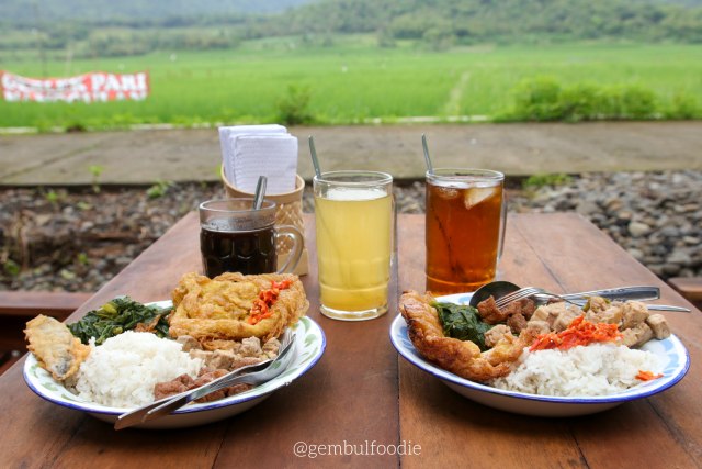Makan siang dengan menikmati pemandangan hamparan sawah. Photo by @gembulfoodie