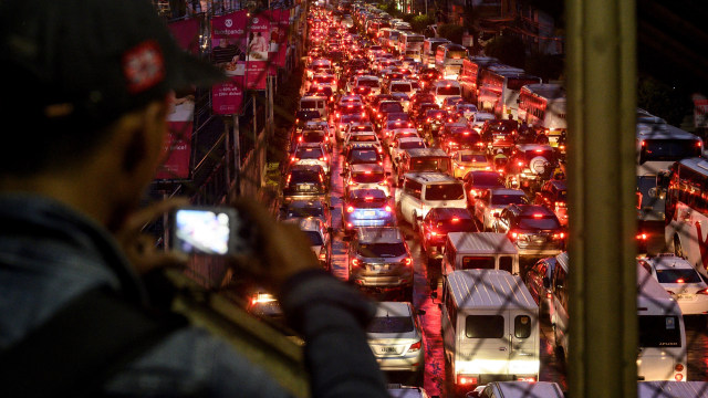 Kondisi lalu lintas padat pada jam-jam sibuk di sepanjang jalan raya EDSA di Manila. Foto: AFP/NOEL CELIS