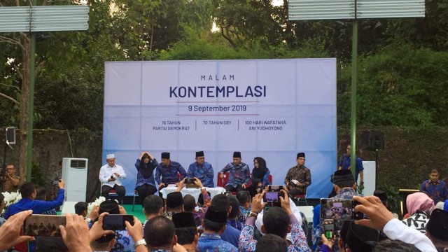 Ketua Umum Demokrat Susilo Bambang Yudhoyono (SBY) beserta AHY dan Ibas di acara doa 100 hari kepergian Ani Yudhoyono di Cikeas, Bogor, Jawa Barat. Foto: Paulina Herasmaranindar