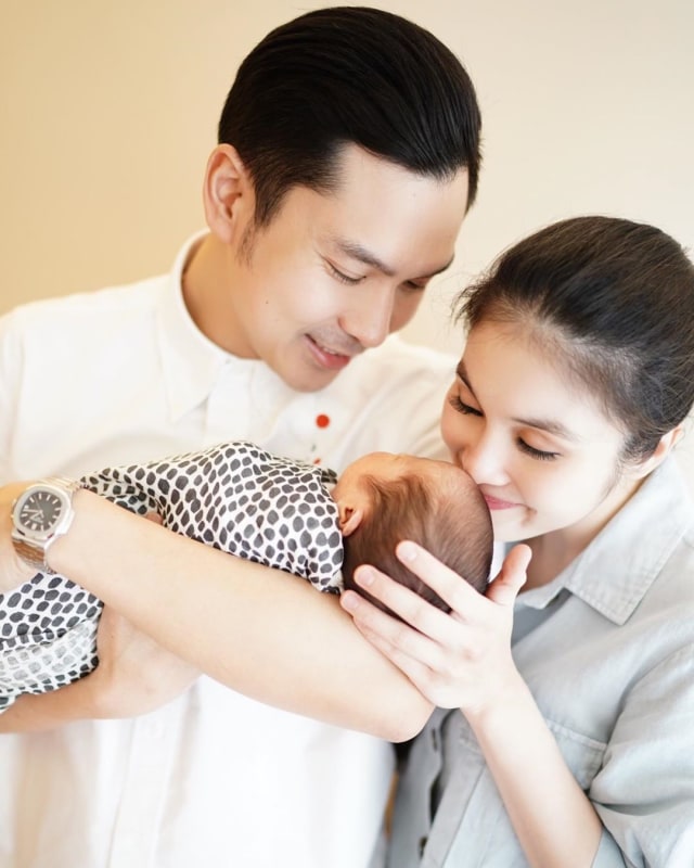 (NOT COVER) Sandra Dewi bersama anak dan suaminya