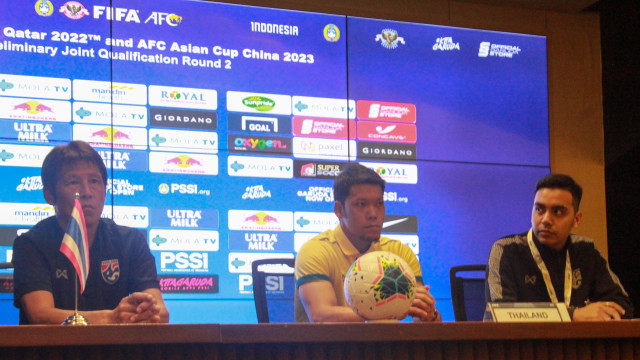 Pelatih Thailand, Akira Nishino (kiri) dan seorang pemain, Kawin Thamsatchanan (tengah), pada jumpa pers jelang melawan Timnas Indonesia. Foto: Angga Putra/kumparan