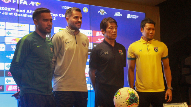 Pelatih Indonesia, Simon McMenemy (kedua kiri), dan Andritany Ardhyasa (kiri) berpose bersama dengan juru taktik Thailand, Akira Nishino, serta Kawin Thamsatchanan (kanan). Foto: Angga Putra/kumparan