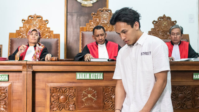 Aktor Jefri Nichol  bersiap menjalani sidang perdana kasus penyalahgunaan narkoba dengan agenda pembacaan dakwaan di PN Jakarta Selatan, Jakarta, Senin (9/9). Foto: ANTARA FOTO/Aprillio Akbar