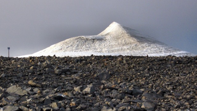 Penampakan puncak selatan Kebnekaise. Foto: Grapetonix via wikimedia commons.