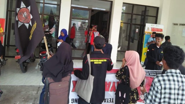 Aksi unjuk rasa di depan kantor Dinas Kesehatan Malut oleh Gamhas. Foto: Istimewa