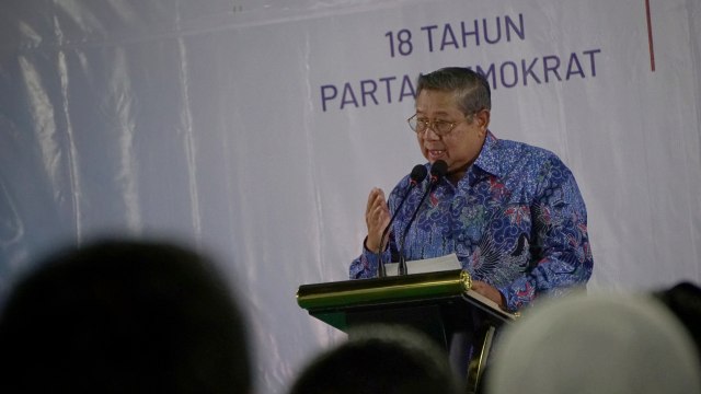 Ketua Umum Partai Demokrat Susilo Bambang Yudhoyono (SBY) menyampaikan pidato kontemplasi di Pendopo Puri Cikeas, Bogor, Senin (9/9). Foto: Jamal Ramadhan/kumparan